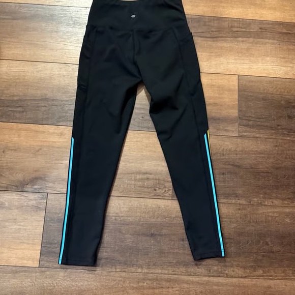 Women’s Medium Workout Leggings - Picture 3 of 4